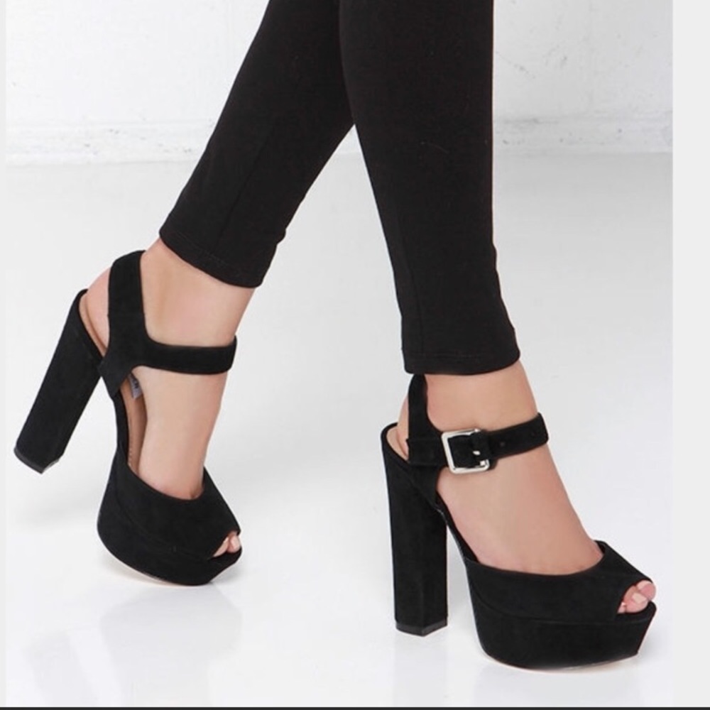 Chunk black heels